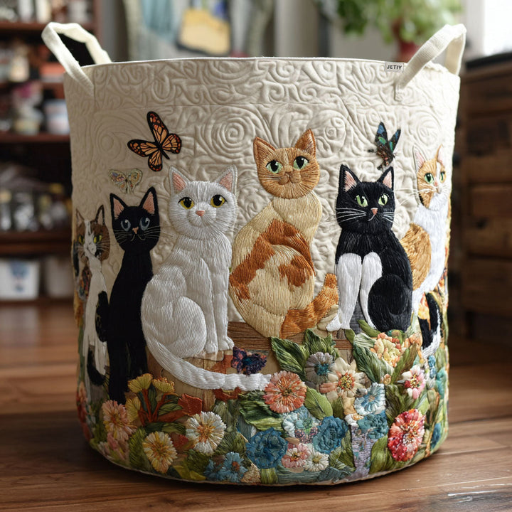 Cesto imbottito con gatti tra fiori di giardino