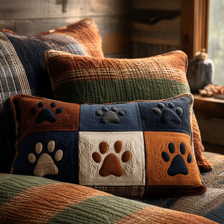 Copricuscino trapuntato con prato e impronte