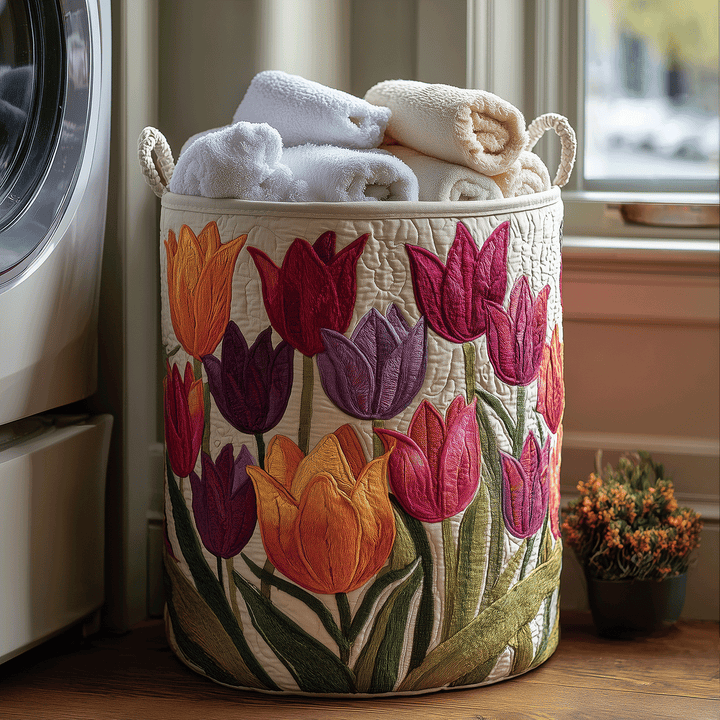 Cestino imbottito con tulipani in fiore
